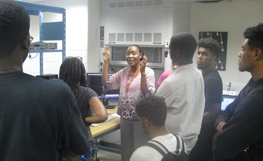 Dr. Michel Kornegay giving a lab overview to a group of pre-freshman students in the 6G sub-THz lab 
